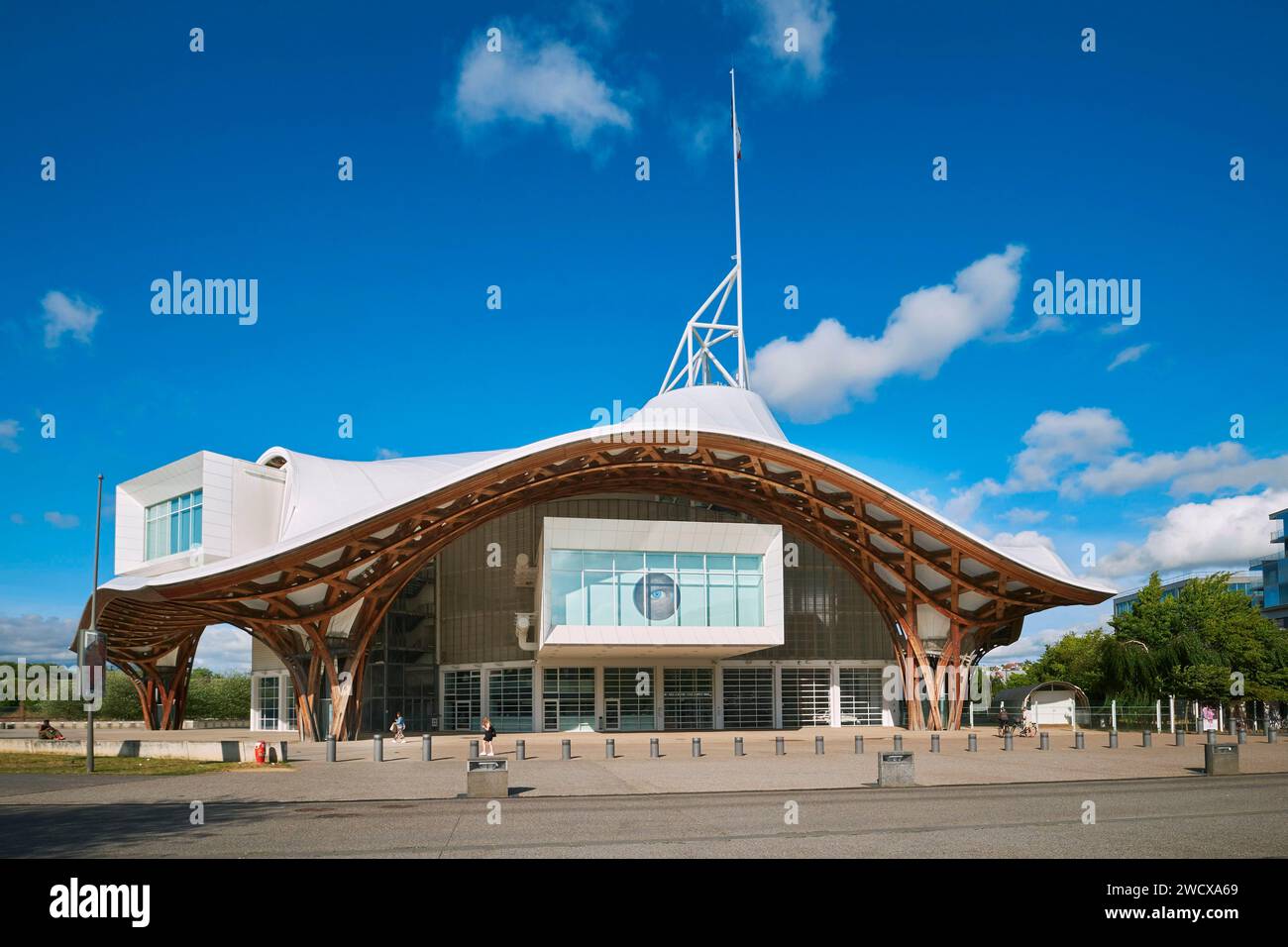 Francia, Mosella, Metz, quartiere dell'anfiteatro, Centro Pompidou Metz (CPM), istituzione pubblica per la cooperazione culturale artistica progettata dagli architetti Shigeru Ban, Jean de Gastines e Philip Gumuchdjian Foto Stock