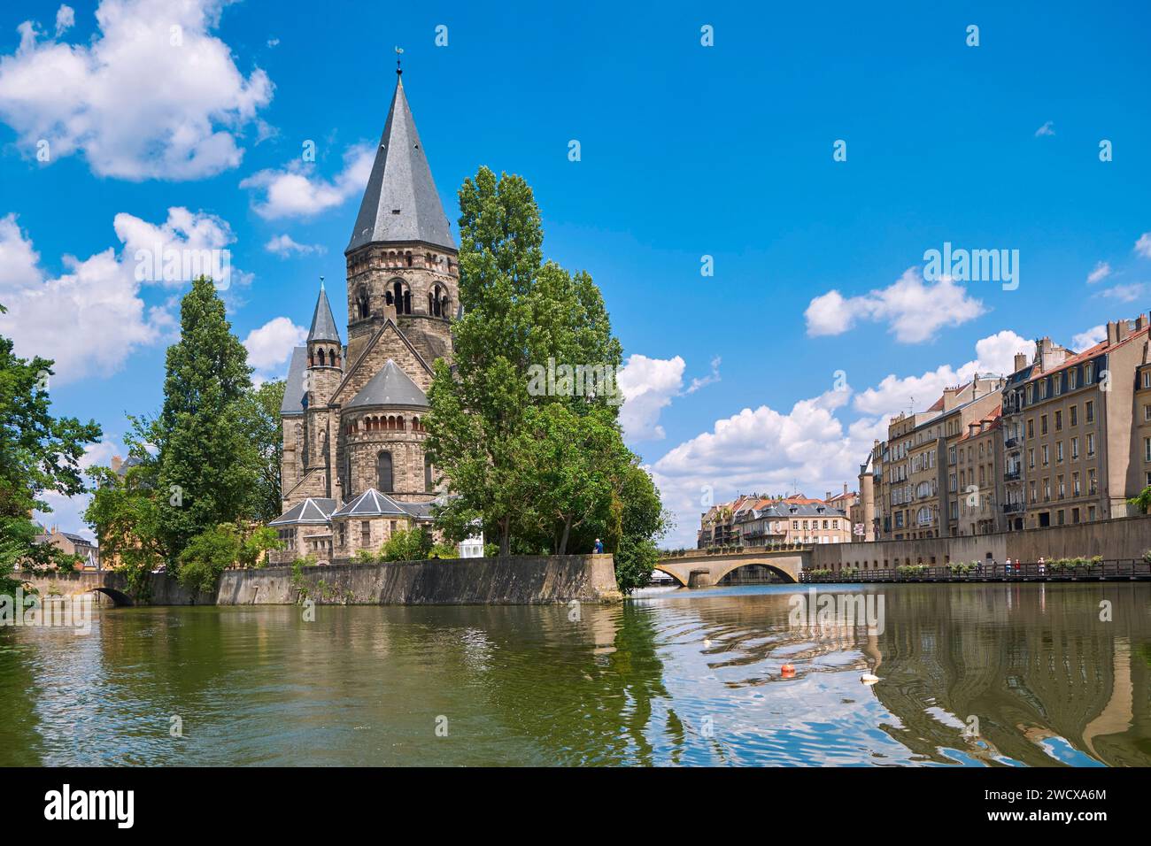 Francia, Mosella, Metz, le rive della Mosella, il nuovo Tempio costruito sul Jardin d'Amour, all'estremità dell'isola di Petit Saulcy Foto Stock