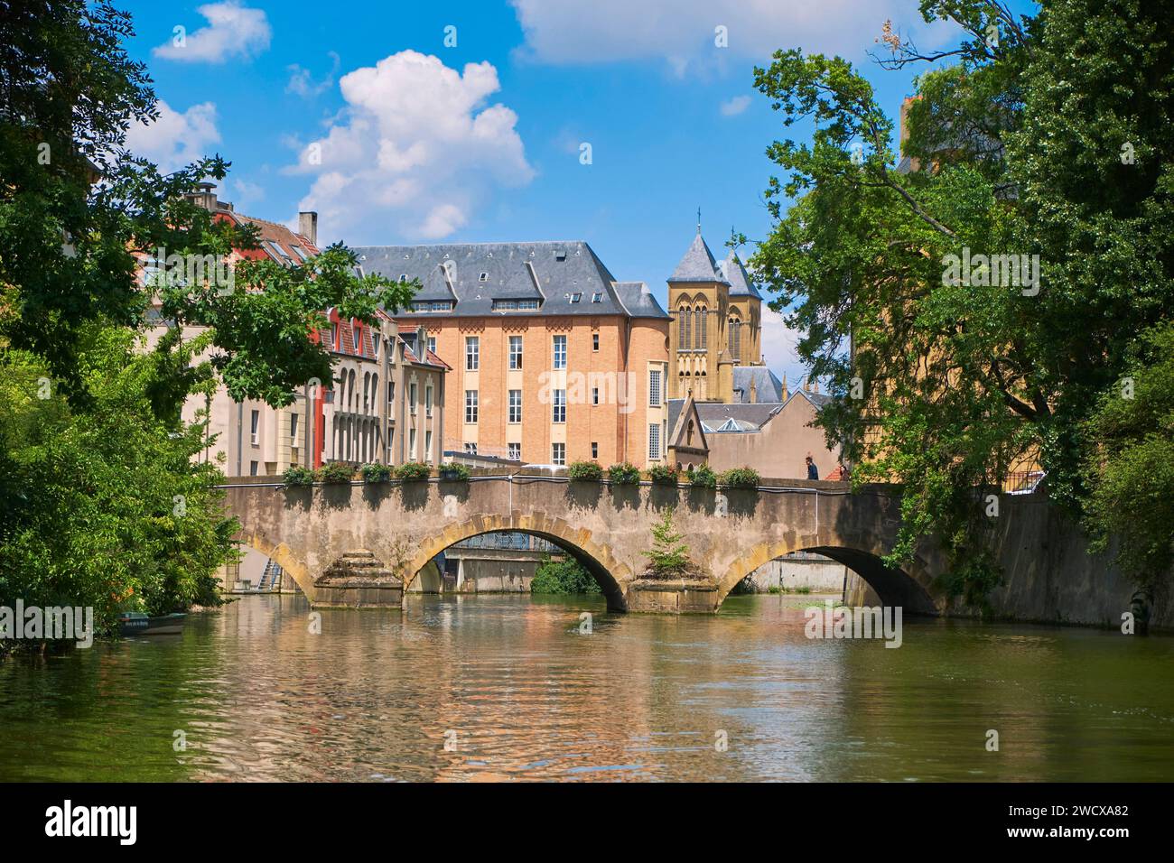 Francia, Mosella, Metz, il ponte di Saint Marcel e la basilica di Saint Vincent Foto Stock