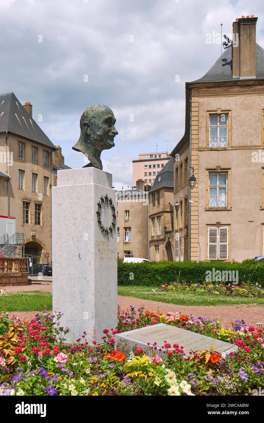 Francia, Mosella, Thionville, il busto di Robert Schuman, uno dei padri fondatori dell'unificazione europea Foto Stock