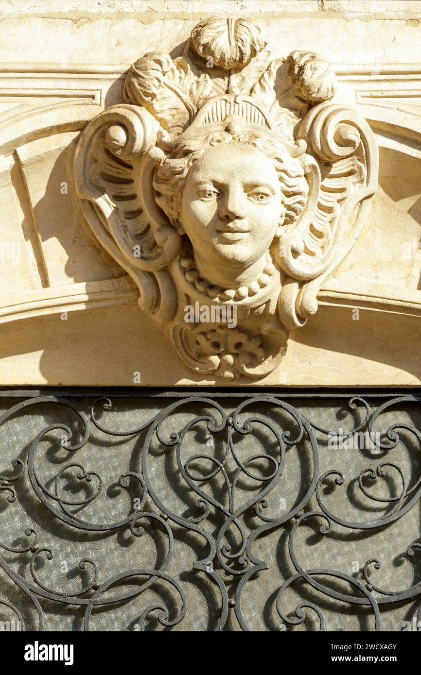 Francia, Meurthe et Moselle, Nancy, mascaron che rappresenta il volto di una donna sulla facciata dell'edificio dell'appartamento costruito tra il 1919 e il 1920 dall'architetto Paul Charbonnier per Auguste Fandre, un chimico in stile classico a causa della vicinanza del cancello monumentale di Stanislas, situato in Rue Raymond Poincare Foto Stock