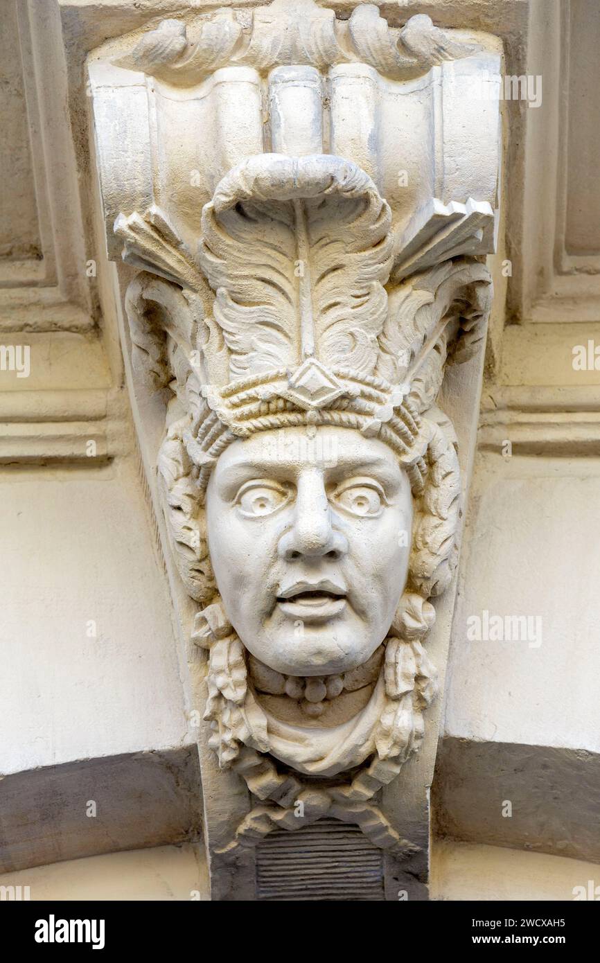 Francia, Meurthe et Moselle, Nancy, dettaglio dei massoni che rappresentano i volti umani sulla facciata dell'ex Bourse des Marchands (scambio mercantile) W Foto Stock