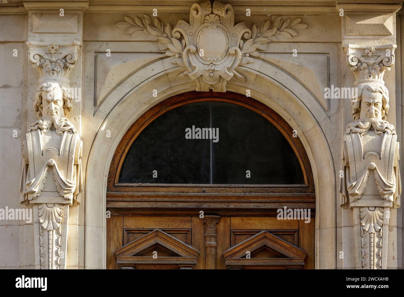 Francia, Meurthe et Moselle, dettaglio della porta e delle sculture che rappresentano le persone sulla facciata di un condominio borghese in stile neoclassico situato in rue Lyautey Foto Stock