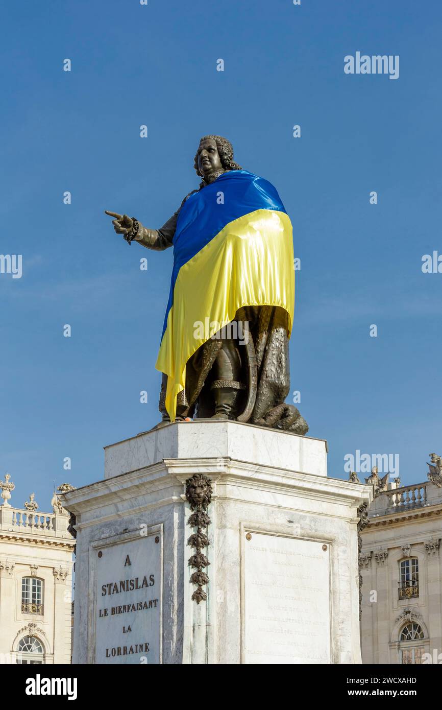 Francia, Meurthe et Moselle, Nancy, piazza Stanislas (ex piazza reale) costruita da Stanislas Leszczynski, re di Polonia e ultimo duca di Lorena nel XVIII secolo, dichiarata Patrimonio dell'Umanità dall'UNESCO, facciate del municipio e del Grand Hotel de la Reine sullo sfondo, e la statua di Stanislas che indossa la bandiera di Ukrania Foto Stock