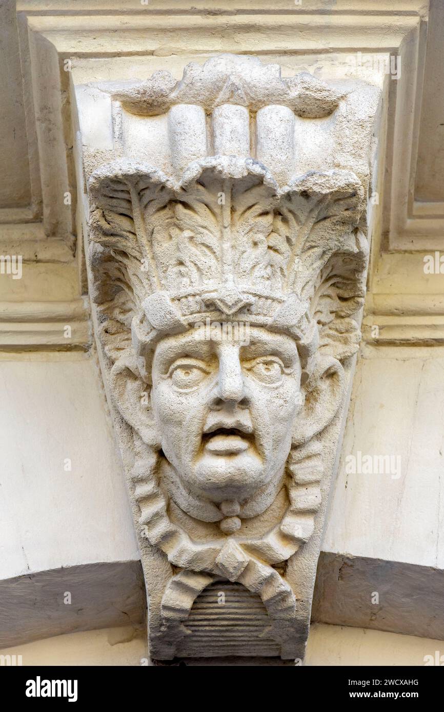 Francia, Meurthe et Moselle, Nancy, dettaglio dei massoni che rappresentano i volti umani sulla facciata dell'ex Bourse des Marchands (borsa dei mercanti) che è stato utilizzato per rendere giustizia nei casi legati al commercio e al commercio costruito nel 1752-1753 oggi il Tribunal Administratif de Nancy (tribunale amministrativo di Nancy) situato in Place de la carriere, nell'area dichiarata Patrimonio dell'Umanità dall'UNESCO Foto Stock
