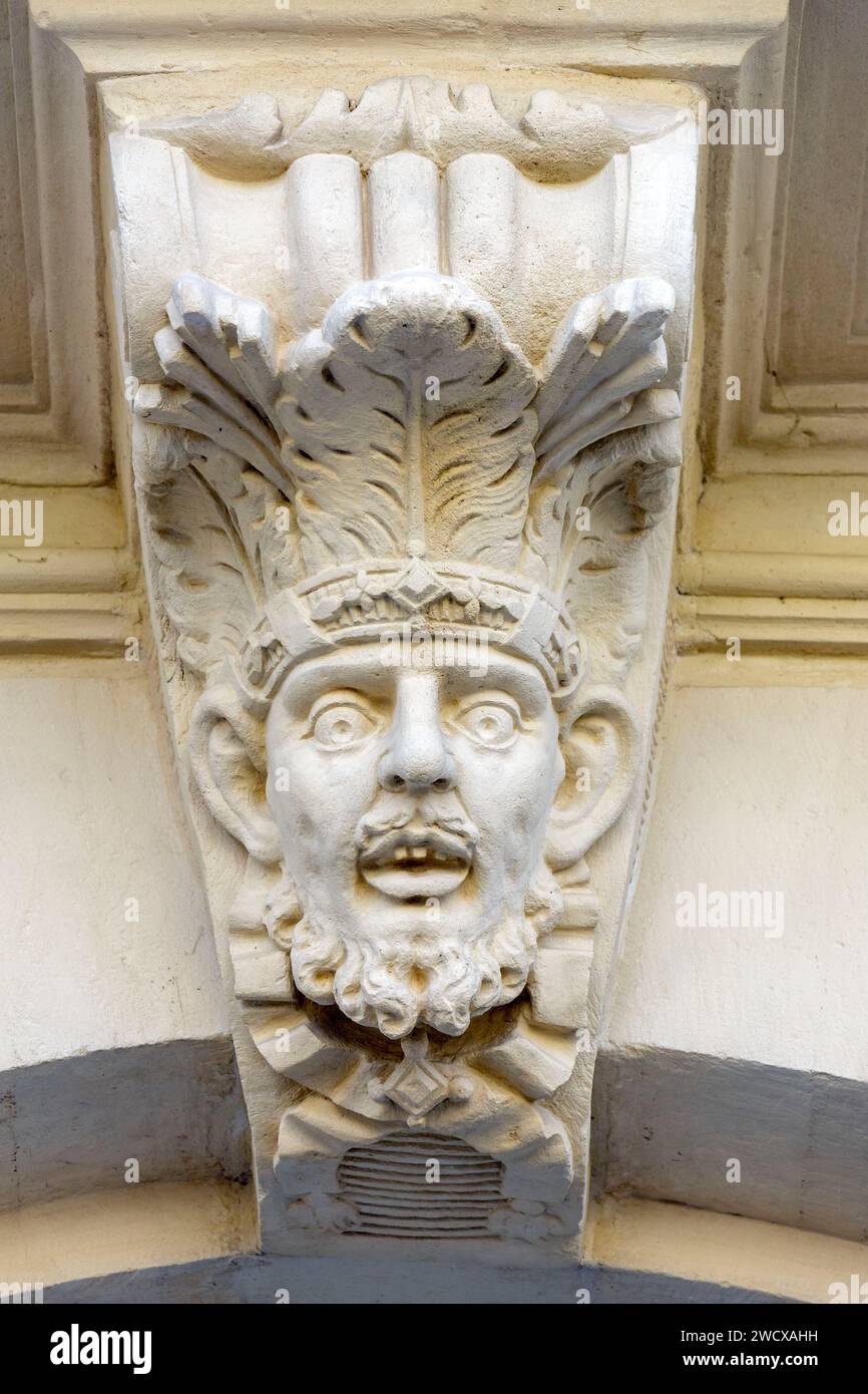 Francia, Meurthe et Moselle, Nancy, dettaglio dei massoni che rappresentano i volti umani sulla facciata dell'ex Bourse des Marchands (borsa dei mercanti) che è stato utilizzato per rendere giustizia nei casi legati al commercio e al commercio costruito nel 1752-1753 oggi il Tribunal Administratif de Nancy (tribunale amministrativo di Nancy) situato in Place de la carriere, nell'area dichiarata Patrimonio dell'Umanità dall'UNESCO Foto Stock