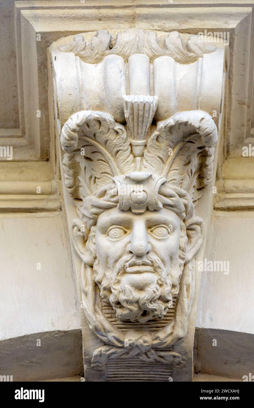 Francia, Meurthe et Moselle, Nancy, dettaglio dei massoni che rappresentano i volti umani sulla facciata dell'ex Bourse des Marchands (borsa dei mercanti) che è stato utilizzato per rendere giustizia nei casi legati al commercio e al commercio costruito nel 1752-1753 oggi il Tribunal Administratif de Nancy (tribunale amministrativo di Nancy) situato in Place de la carriere, nell'area dichiarata Patrimonio dell'Umanità dall'UNESCO Foto Stock