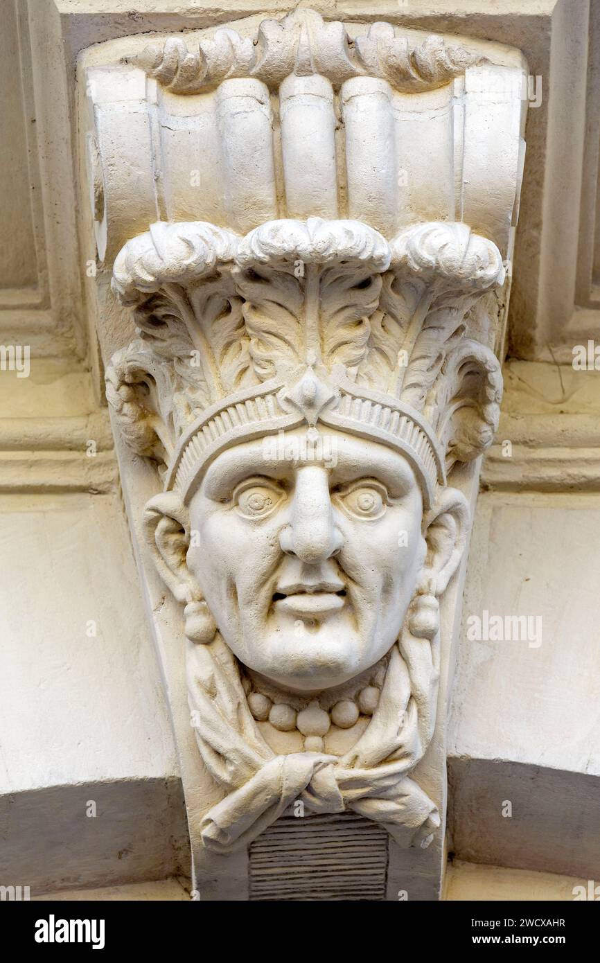 Francia, Meurthe et Moselle, Nancy, dettaglio dei massoni che rappresentano i volti umani sulla facciata dell'ex Bourse des Marchands (scambio mercantile) W Foto Stock