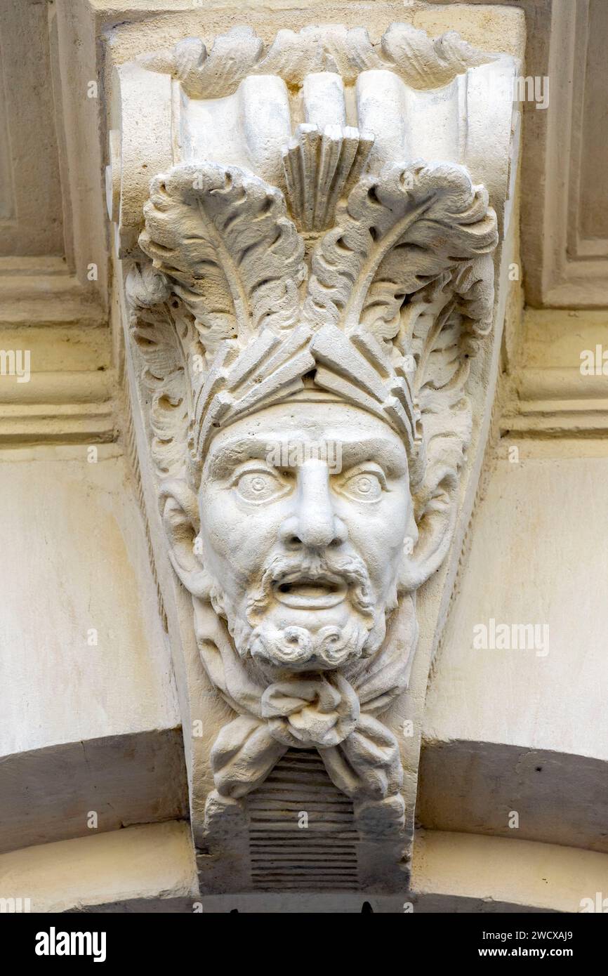 Francia, Meurthe et Moselle, Nancy, dettaglio dei massoni che rappresentano i volti umani sulla facciata dell'ex Bourse des Marchands (borsa dei mercanti) che è stato utilizzato per rendere giustizia nei casi legati al commercio e al commercio costruito nel 1752-1753 oggi il Tribunal Administratif de Nancy (tribunale amministrativo di Nancy) situato in Place de la carriere, nell'area dichiarata Patrimonio dell'Umanità dall'UNESCO Foto Stock