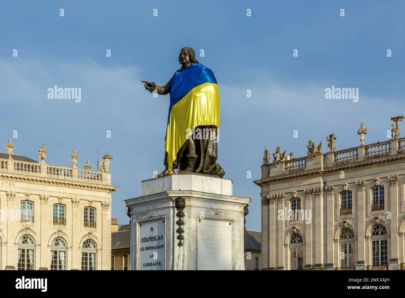 Francia, Meurthe et Moselle, Nancy, piazza Stanislas (ex piazza reale) costruita da Stanislas Leszczynski, re di Polonia e ultimo duca di Lorena nel XVIII secolo, dichiarata Patrimonio dell'Umanità dall'UNESCO, facciate del municipio e del Grand Hotel de la Reine sullo sfondo, e la statua di Stanislas che indossa la bandiera di Ukrania Foto Stock