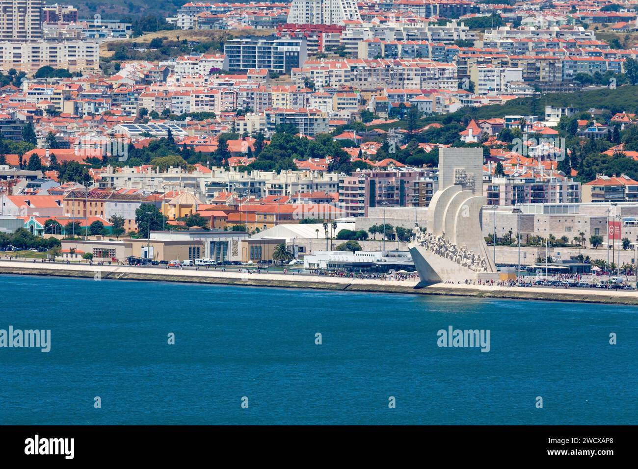 Portogallo, Lisbona, Almada, Alcântara, il Padrão dos Descobrimentos dai piedi della statua del Cristo Re Foto Stock