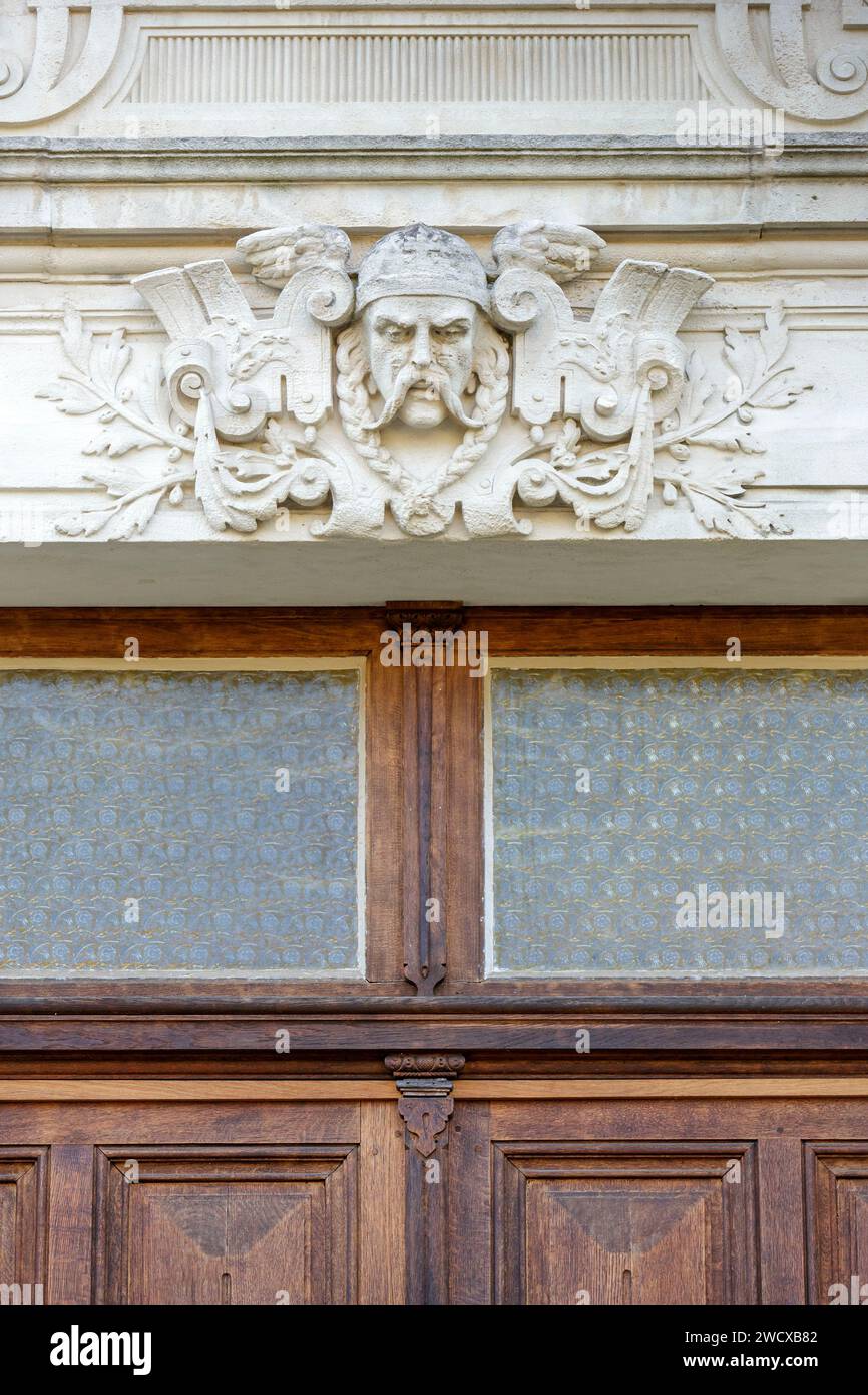 Francia, Meurthe et Moselle, Nancy, dettaglio della scultura che rappresenta il volto di un guerriero che assomiglia a Vercingetorix sulla facciata di un palazzo situato in Rue de Rigny Foto Stock