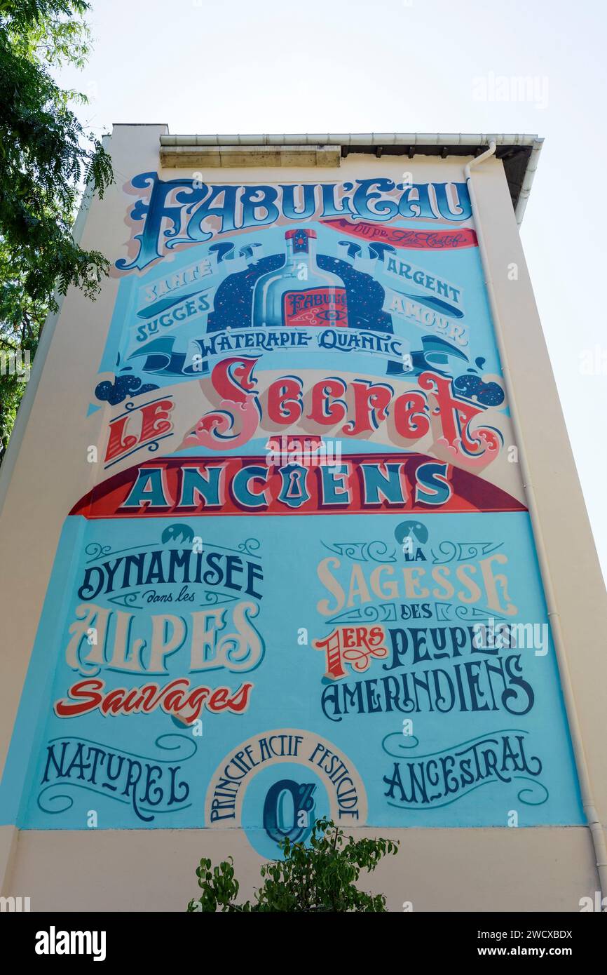 Francia, Meurthe et Moselle, Nancy, affresco di Street art realizzato dal grafico e artista tipografico Dorian Jaillon alias RODES for ADN (Art Dans Nancy) sulla facciata di un condominio situato in Boulevard Oudinot Foto Stock