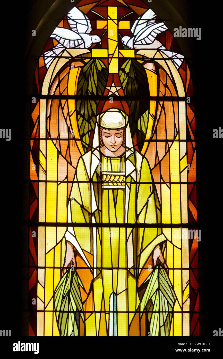 Francia, Meurthe et Moselle, Champenoux, chiesa di Saint Barthelemy ricostruita nel 1923 dopo la sua distruzione da parte dei tedeschi durante la battaglia della Grand Couronne nel settembre 1914, vetrata realizzata nel 1928 dal maestro vetraio di Nancy Georges Janin in stile Art Deco ispirato alla creazione dello scultore Eugene Gatelet in memoria degli eroici difensori di Nancy con i simboli della mano che porta una spada, la croce di legno con la coccarda tricolore, le ghirlande di olive, le colombe, la stella a cinque punte, la croce di Lorena, la necropoli e una persona che guarda verso il suolo Foto Stock