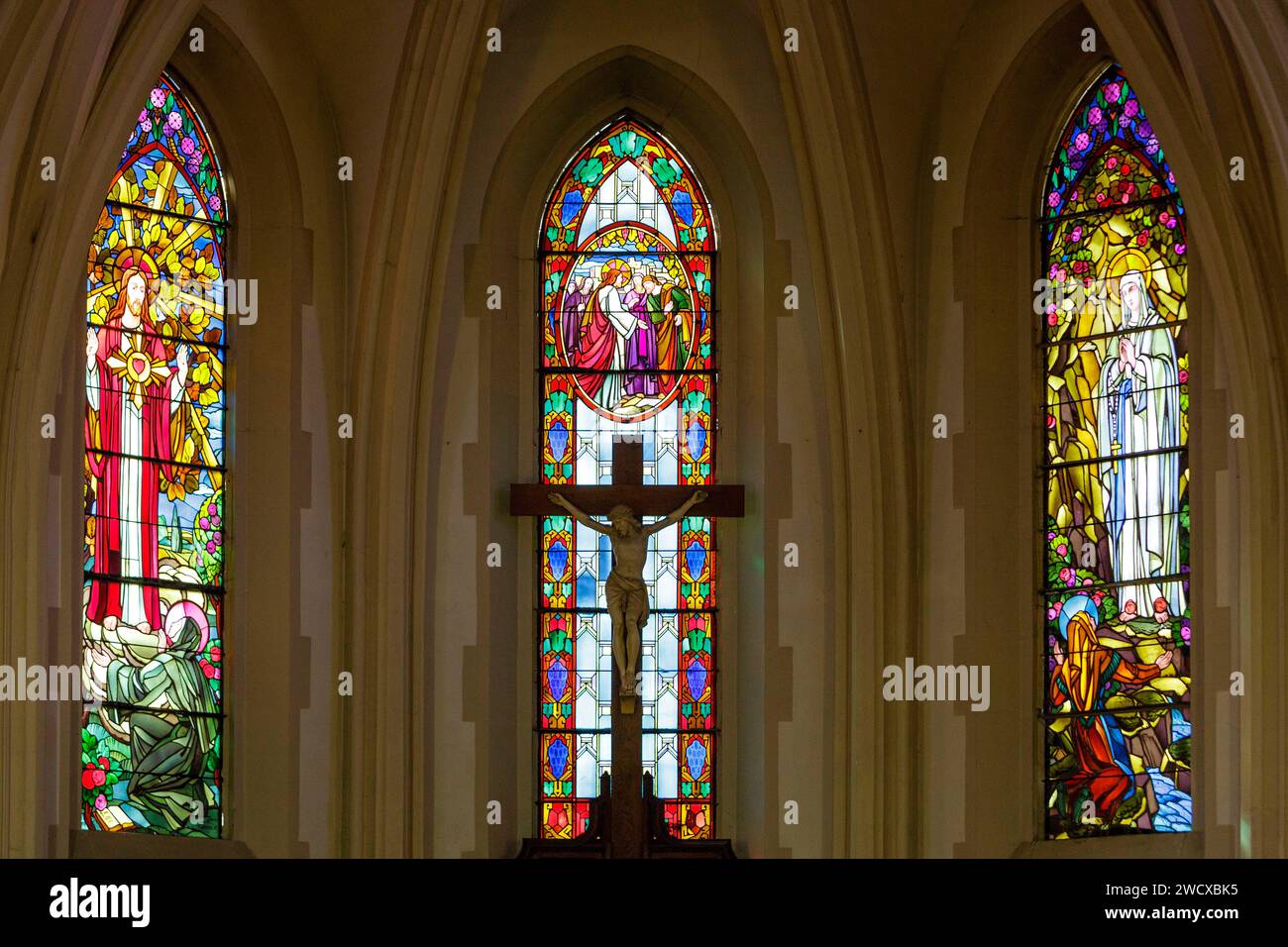 Francia, Meurthe et Moselle, Champenoux, chiesa di Saint Barthelemy ricostruita nel 1923 dopo la sua distruzione da parte dei tedeschi durante la battaglia della Grand Couronne nel settembre 1914, vetrate colorate in stile Art Déco del coro realizzate dal maestro vetraio di Nancy Jacques Gruber nel 1928-1929 che rappresentano da sinistra a destra l'apparizione del Sacro cuore di Gesù a Santa Margherita Maria Alacoque nel 1675 a Paray le Monial, Gesù Cristo e l'apparizione della Vergine Maria a Bernadette Soubirous a Lourdes Foto Stock