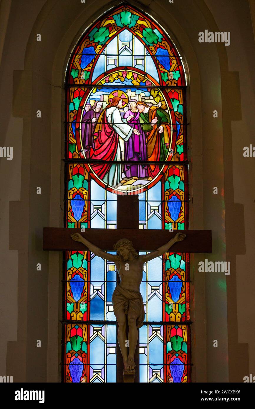 Francia, Meurthe et Moselle, Champenoux, chiesa di San Barthelemy ricostruita nel 1923 dopo la sua distruzione da parte dei tedeschi durante la battaglia della Grand Couronne nel settembre 1914, vetrata del coro realizzata nel 1928-1929 dal maestro vetraio Jacques Gruber che rappresenta Gesù Cristo Foto Stock