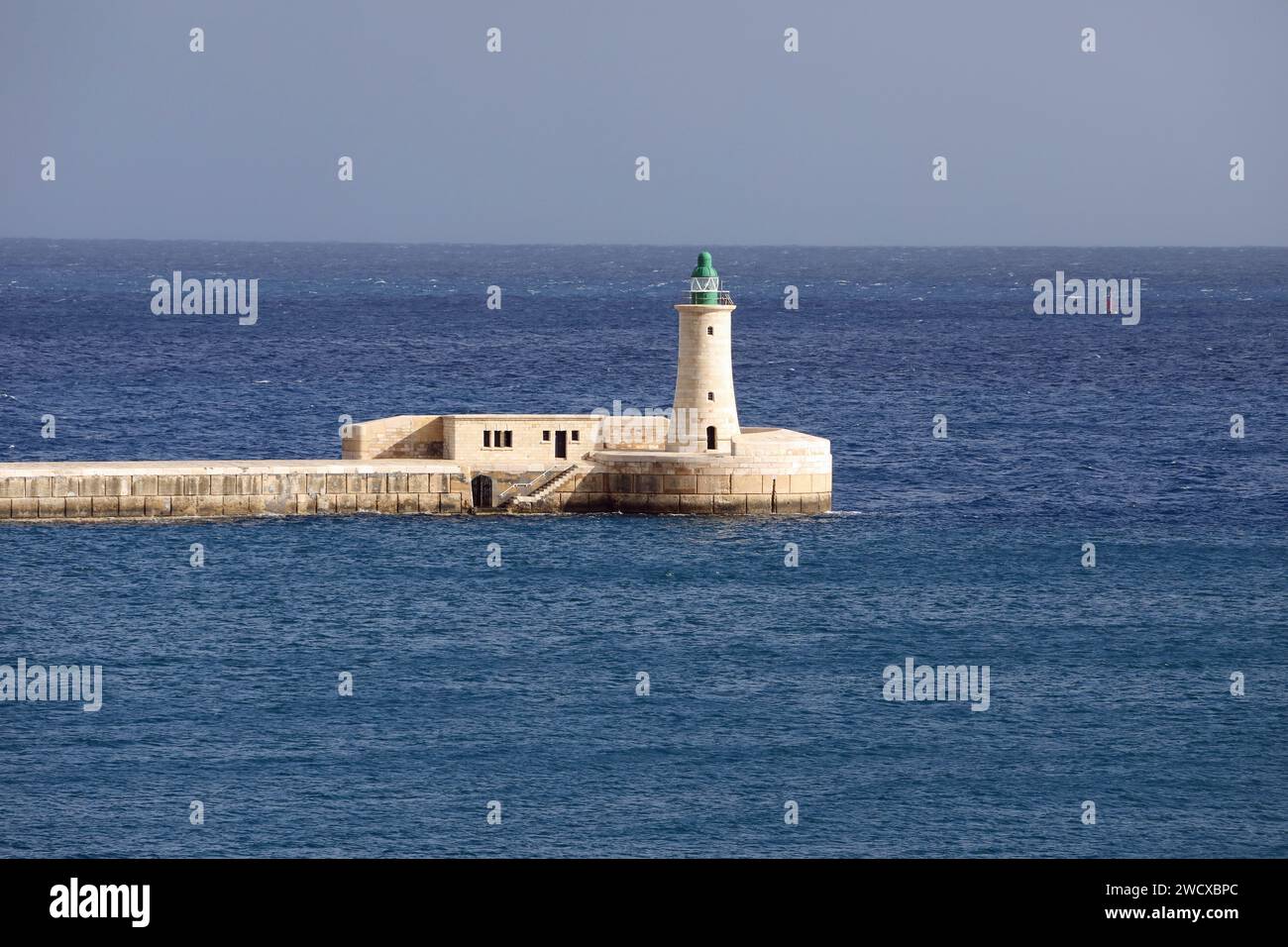 Faro di St Elmo Breakwater a la Valletta a Malta Foto Stock