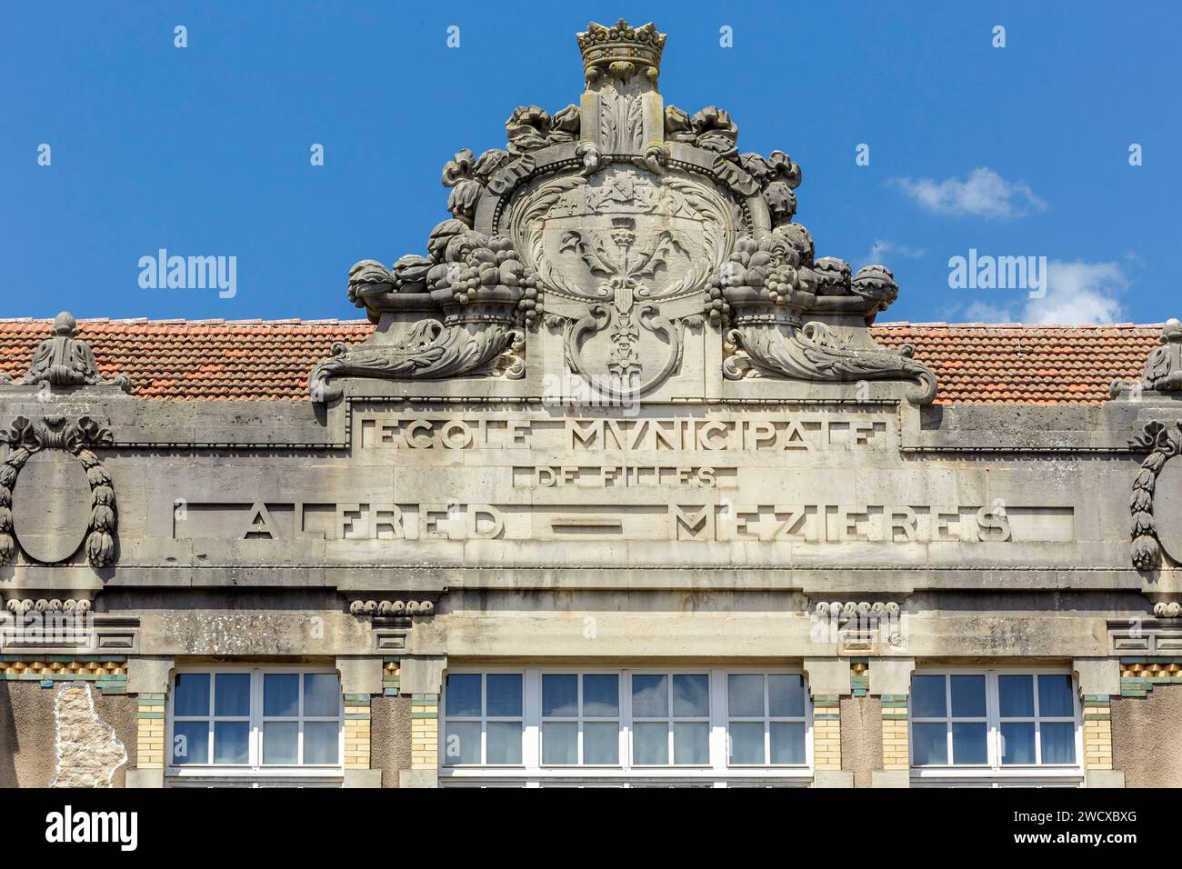 Francia, Meurthe et Moselle, Nancy, frontone dell'ex scuola Alfred Mezieres oggi scuola secondaria Alfred Mezieres costruita dall'architetto Jean frederic Wielhorski in stile Art Deco in Rue Alfred Mezieres Foto Stock