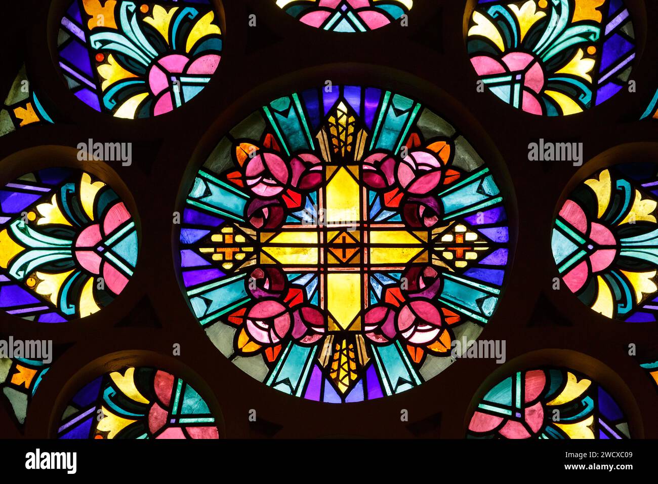 Francia, Meurthe et Moselle, Nancy, 1935 tettoia ornamentale, vetrata in stile Art Deco dal maestro vetraio Georges Janin nella cappella dell'Hopital Central de Nancy costruita dall'architetto Prosper Morey tra il 1879 e il 1883, situata in Avenue De Lattre de Tassigny Foto Stock