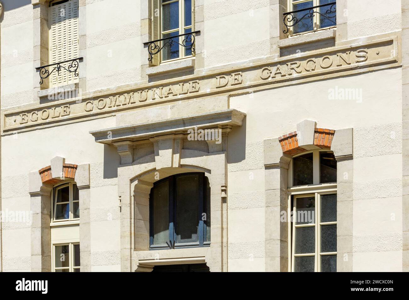 Francia, Meurthe et Moselle, Nancy, facciata dell'ex scuola elementare per ragazzi ora condomini situati in Rue Guilbert de Pixerecourt Foto Stock