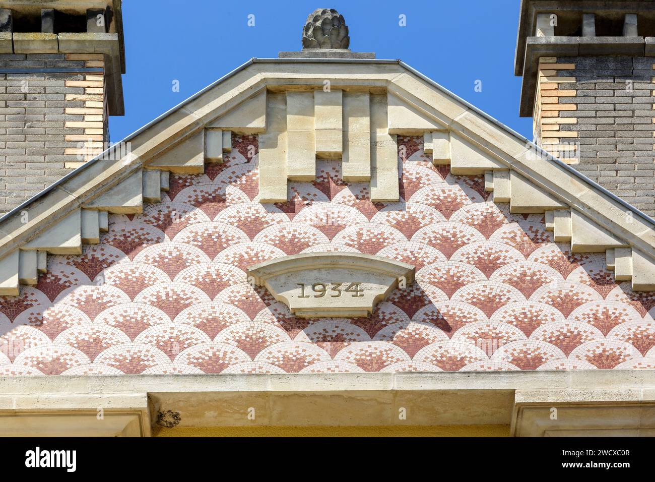 Francia, Meurthe et Moselle, Nancy, facciata di un edificio di appartamenti Art Deco costruito nel 1934 dall'architetto Georges Mazerand con motivi decorativi a forma di foglie di albero di Ginkgo Biloba situato in Rue de Dieuze Foto Stock