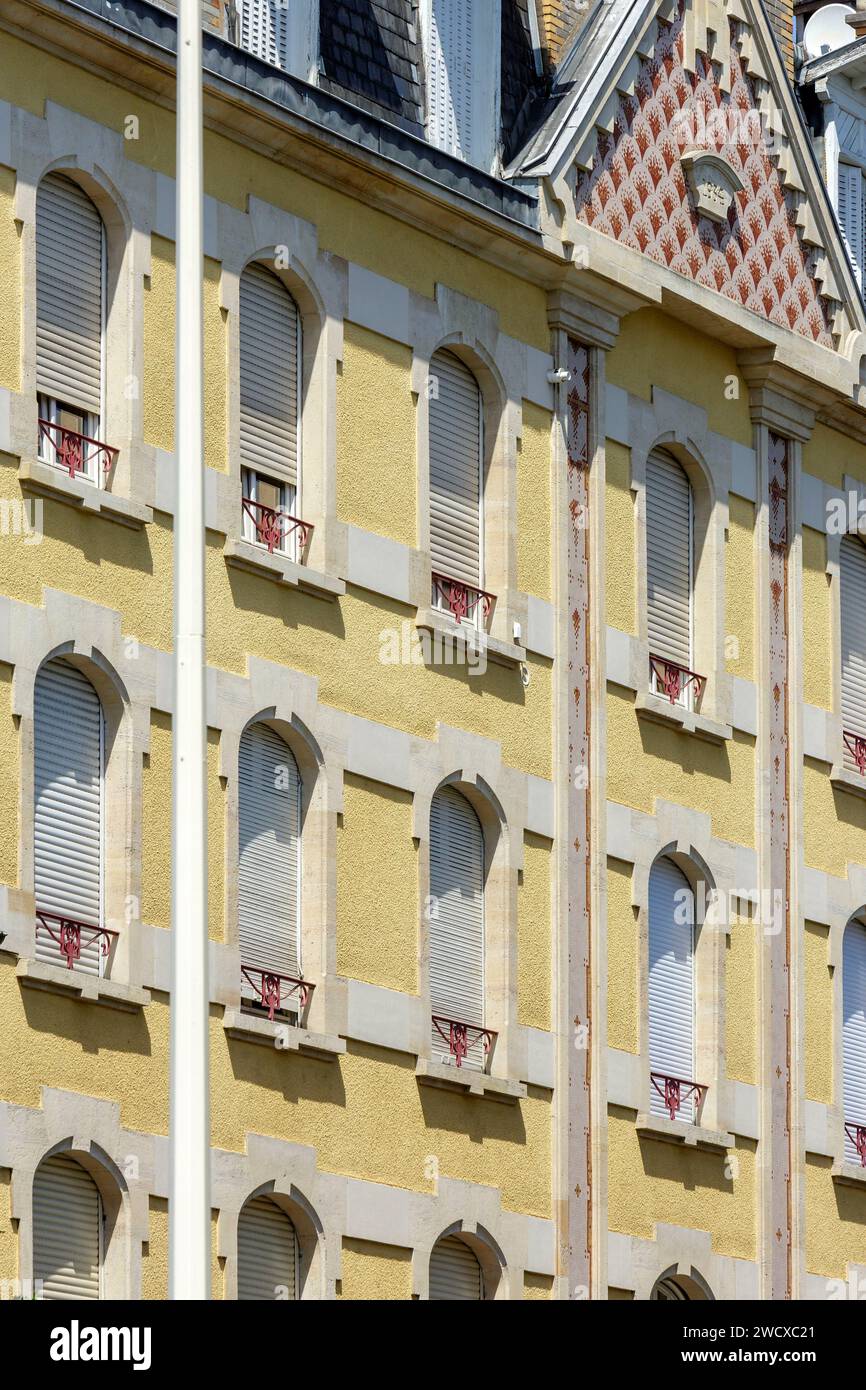 Francia, Meurthe et Moselle, Nancy, facciata di un edificio di appartamenti Art Deco costruito nel 1934 dall'architetto Georges Mazerand con motivi decorativi a forma di foglie di albero di Ginkgo Biloba situato in Rue de Dieuze Foto Stock