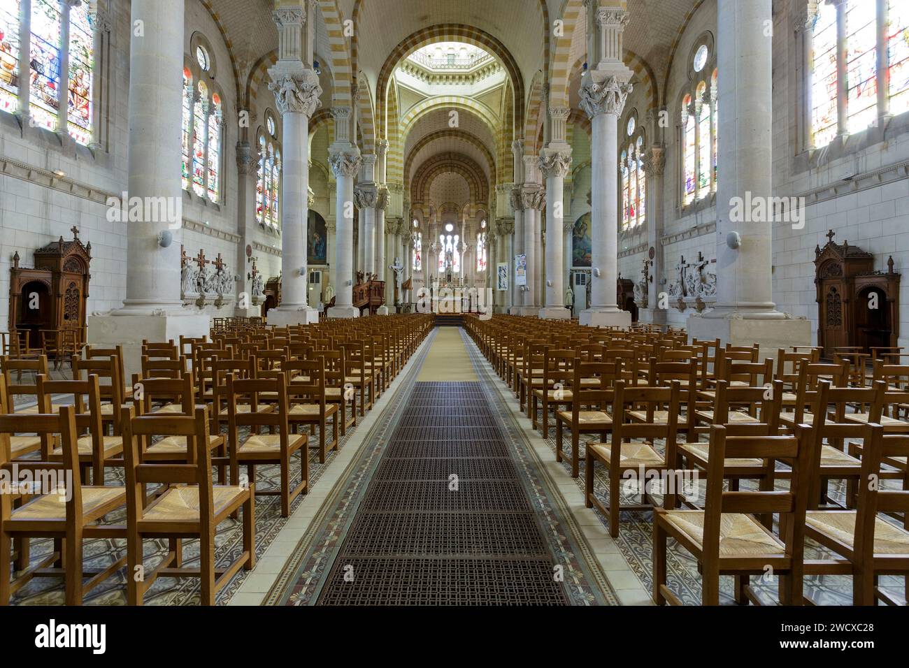 Francia, Meurthe et Moselle, Nancy, Sacre Coeur de Nancy (Sacro cuore di Nancy) basilica costruita dall'architetto Anthony Rougieux tra il 1902 e il 1905 in stile romanico bizantino, navata, coro e vetrate colorate dal maestro vetraio Joseph Janin realizzata nel 1905, restaurato o sostituito nel 1922 per quelli distrutti dai bombardamenti nel 1917, da suo figlio Georges Janin e Joseph Benoit con l'aggiunta di decorazioni vegetali che ricordano i lucernari in stile Art Nouveau situati in Rue de Laxou Foto Stock