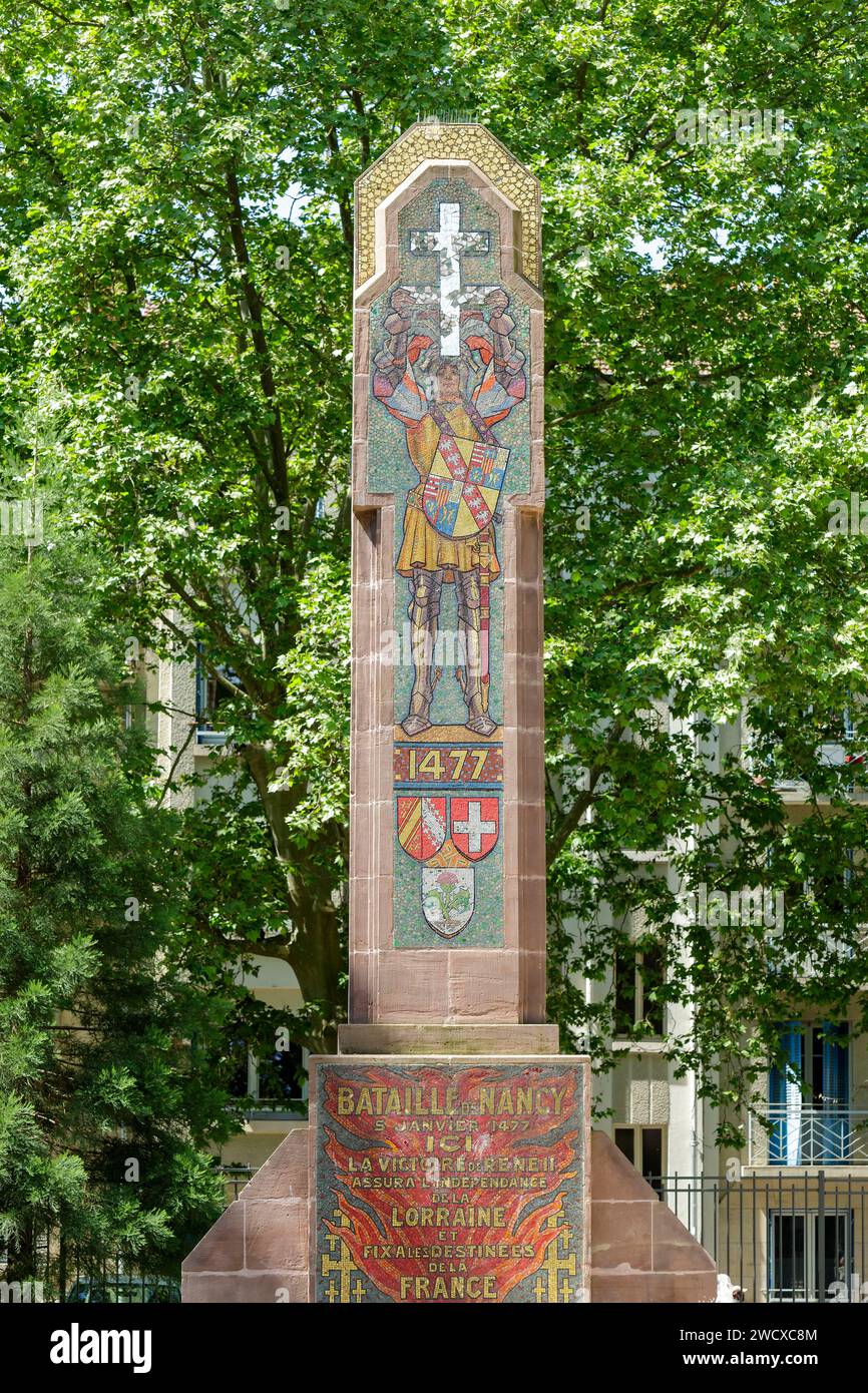 Francia, Meurthe et Moselle, Nancy, memoriale chiamato Croix de Bourgogne (Croce di Borgogna) realizzato da Victor Prouve membro dell'Ecole de Nancy (Scuola di Nancy) nel 1928 in stile Art Deco nello stesso luogo dell'ex stagno di Saint Jean dove fu trovato il cadavere di Charles le Temeraire nel 1477 dopo la battaglia di Nancy che rappresenta il duca René il secondo che regge lo stemma del ducato di Lorena e del croce della Lorena in segno di vittoria situata nel parco pubblico Croix de Bourgogne Foto Stock