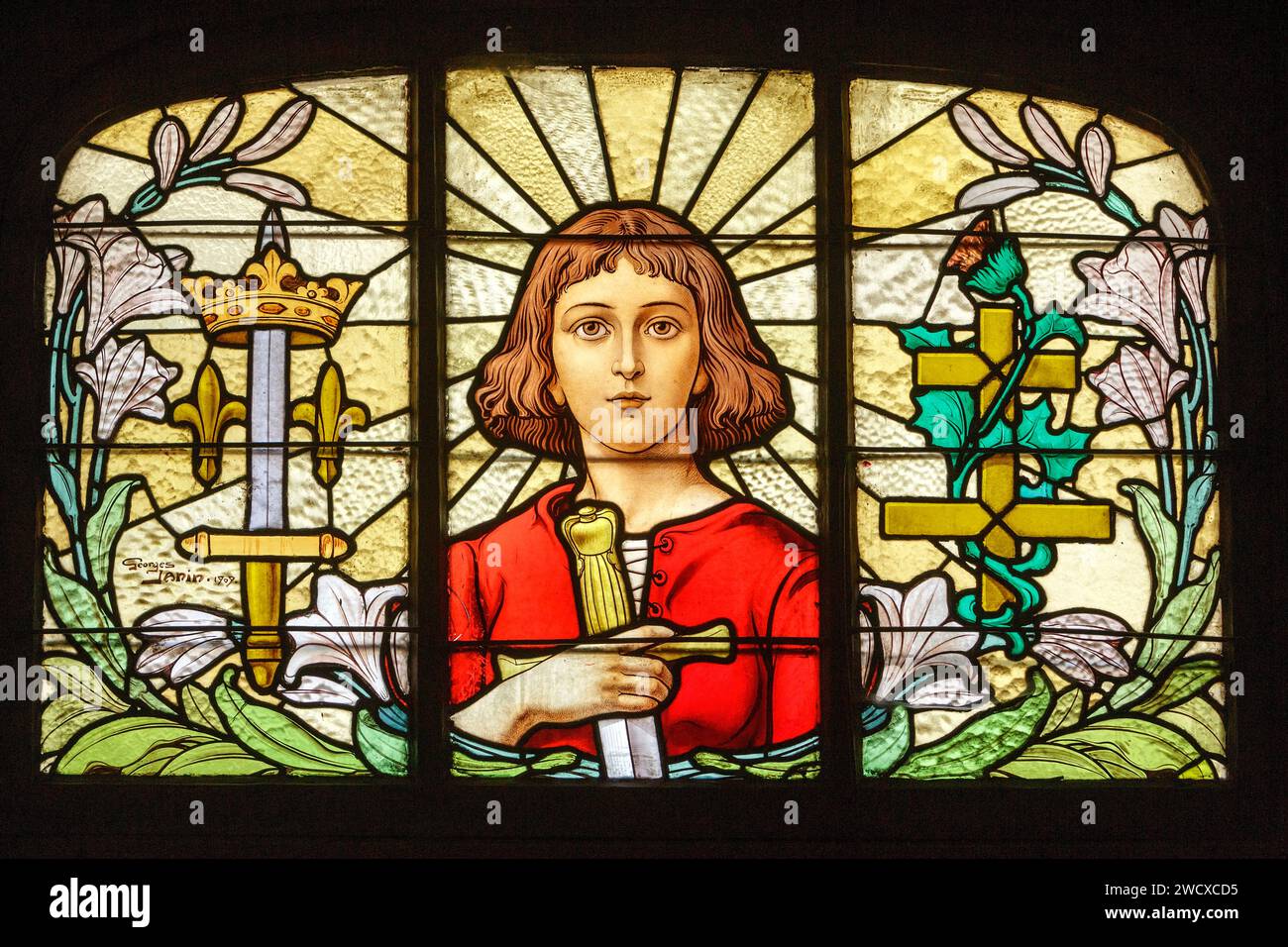 Francia, Meurthe et Moselle, Nancy, vetrate colorate sullo specchio di poppa della porta dell'edificio di appartamenti in stile Art Nouveau chiamato Ducret, edificio degli architetti Emile Andre e Paul Charbonnier costruito nel 1910 che rappresenta Giovanna d'Arco, la croce di Lorena e un cardo realizzato nel 1909 dal maestro vetraio Georges Janin si trova in Rue Jeanne d'Arc Foto Stock