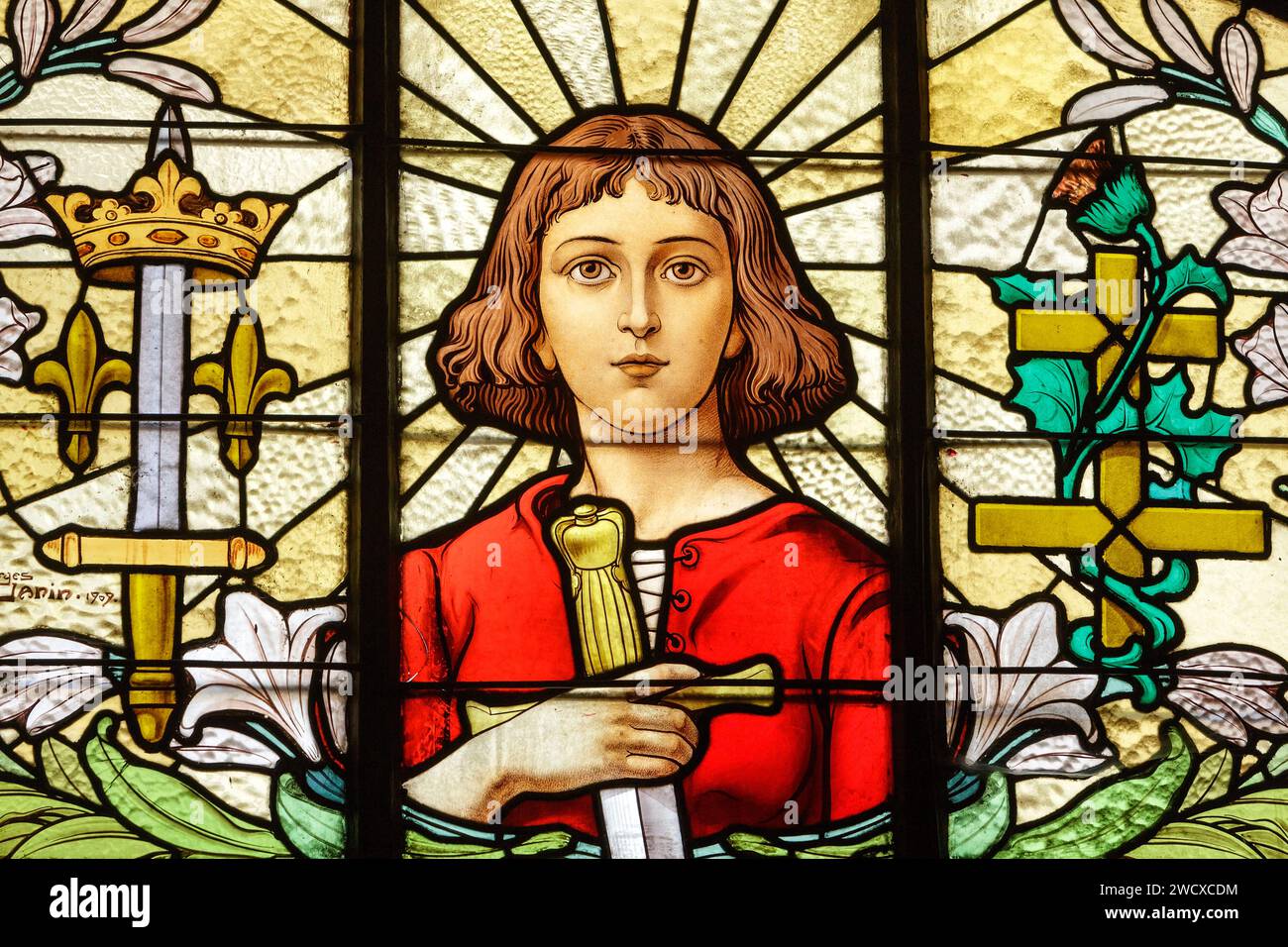 Francia, Meurthe et Moselle, Nancy, vetrate colorate sullo specchio di poppa della porta dell'edificio di appartamenti in stile Art Nouveau chiamato Ducret, edificio degli architetti Emile Andre e Paul Charbonnier costruito nel 1910 che rappresenta Giovanna d'Arco, la croce di Lorena e un cardo realizzato nel 1909 dal maestro vetraio Georges Janin si trova in Rue Jeanne d'Arc Foto Stock