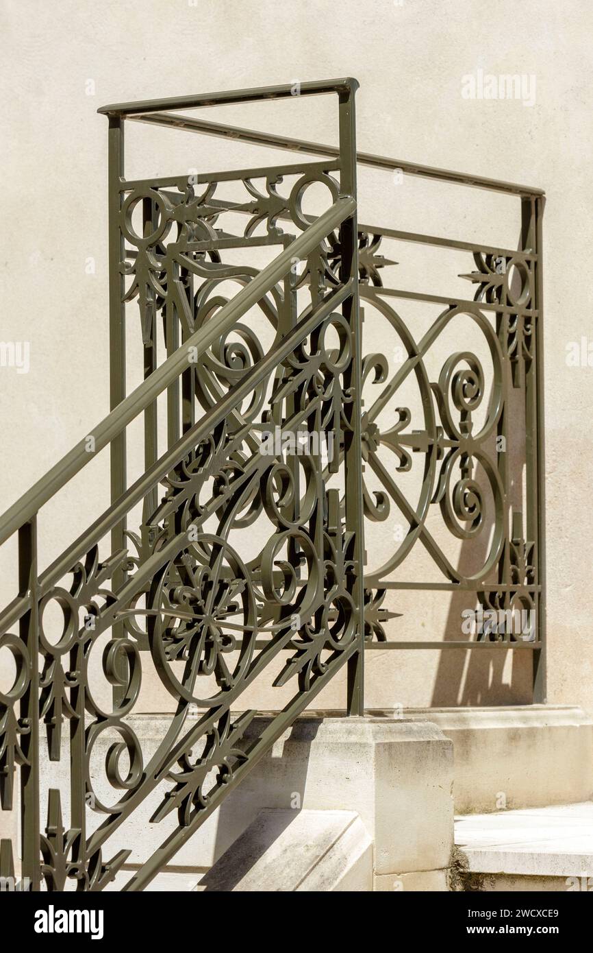 Francia, Meurthe et Moselle, Nancy, ferro in ferro battuto della scalinata di un piccolo condominio in stile neoclassico costruito nel 1875 in Rue de la Commanderie Foto Stock