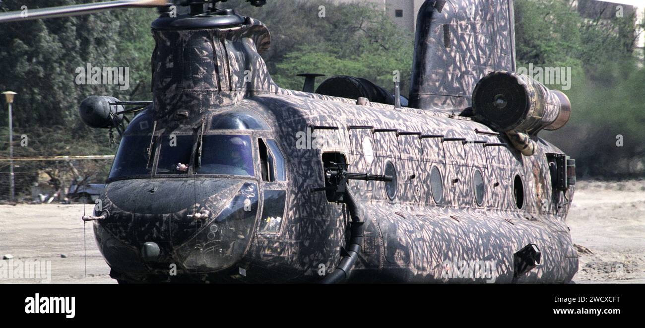 Prima guerra del Golfo: 28 febbraio 1991 un elicottero Boeing CH-47 Chinook della RAF, numero di serie ZA720/EP vicino alle torri d'acqua di Kuwait City. Foto Stock