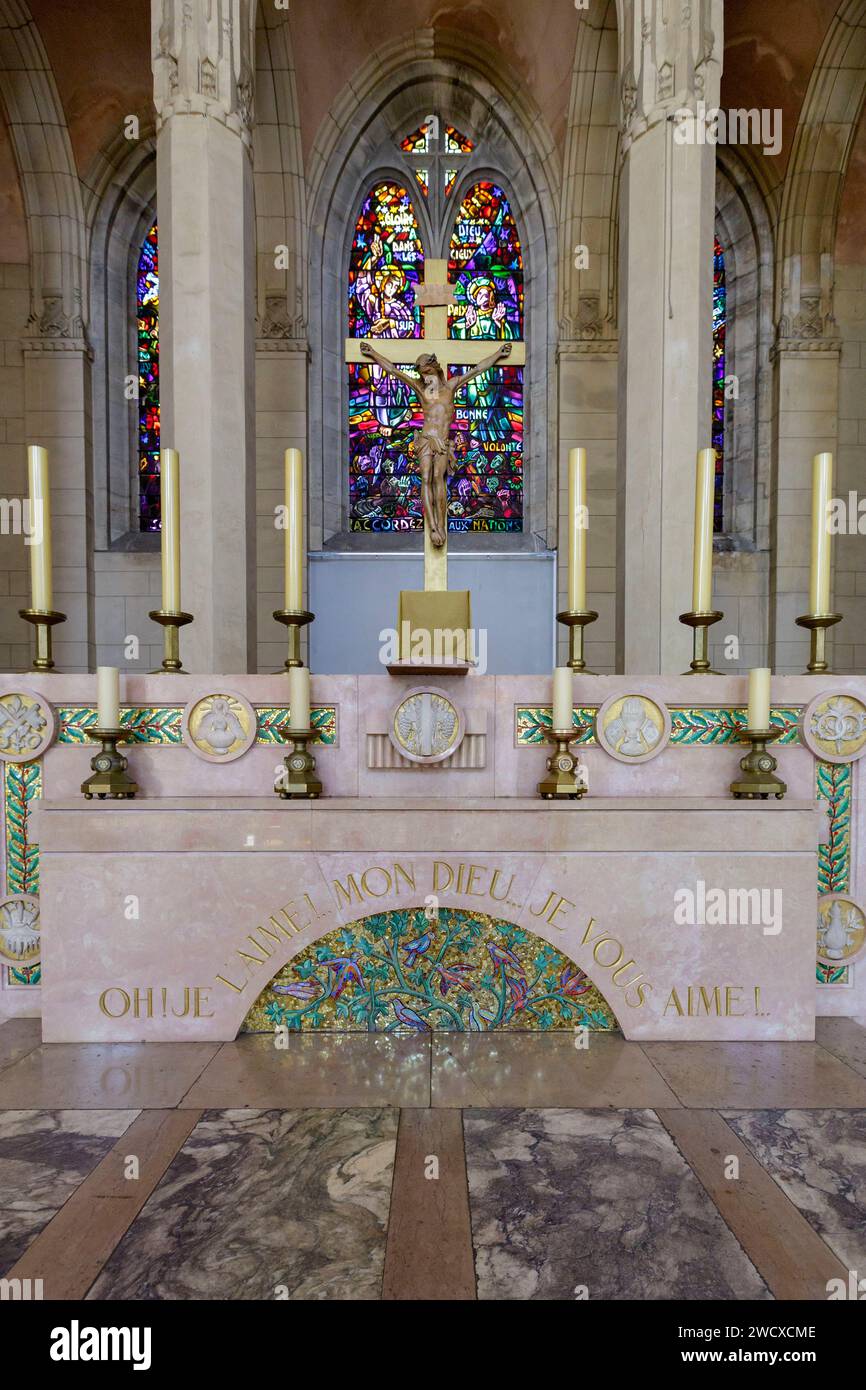 Francia, Meurthe et Moselle, Villers les Nancy, Sainte Therese de l'Enfant Jesus Church in stile eclettico che mescola l'Art Deco, il Boulevard Beaudricourt in stile romano e gotico. La costruzione è iniziata nel 1930 dall'architetto Jules Criqui ed è stata terminata dall'architetto Maurice Baier nel 1970 situato Boulevard Beaudricourt nel Parc du Placieux, il coro, l'altare e l'onr delle vetrate colorate del coro Foto Stock