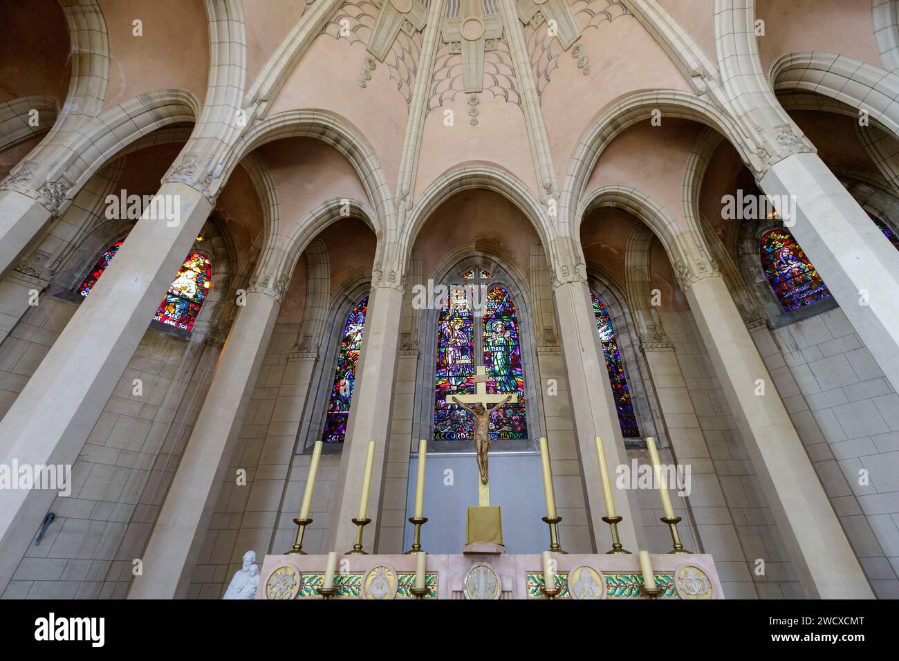 Francia, Meurthe et Moselle, Villers les Nancy, Sainte Therese de l'Enfant Jesus Church in stile eclettico che mescola l'Art Deco, il Boulevard Beaudricourt in stile romano e gotico. La costruzione è iniziata nel 1930 dall'architetto Jules Criqui ed è stata terminata dall'architetto Maurice Baier nel 1970 situato Boulevard Beaudricourt nel Parc du Placieux, il coro e le vetrate colorate Foto Stock
