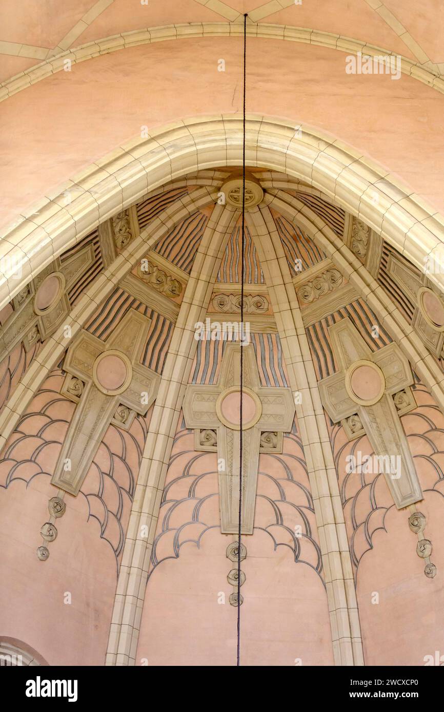 Francia, Meurthe et Moselle, Villers les Nancy, Sainte Therese de l'Enfant Jesus Church in stile eclettico che mescola l'Art Deco, il Boulevard Beaudricourt in stile romano e gotico. La costruzione è iniziata nel 1930 dall'architetto Jules Criqui ed è stata terminata dall'architetto Maurice Baier nel 1970 situato Boulevard Beaudricourt nel Parc du Placieux, la cupola sopra il coro con motivi geometrici in stile Art Deco Foto Stock