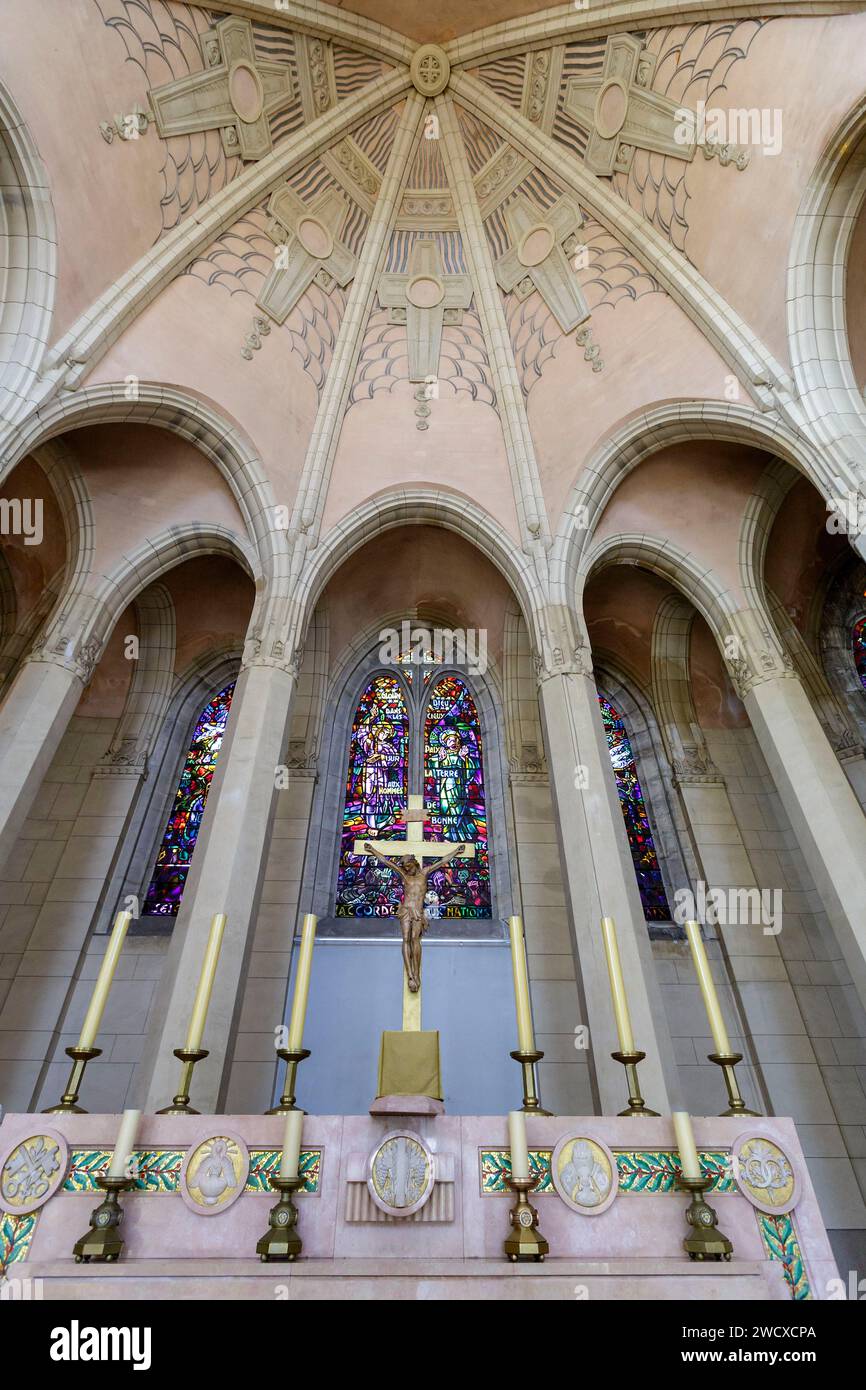 Francia, Meurthe et Moselle, Villers les Nancy, Sainte Therese de l'Enfant Jesus Church in stile eclettico che mescola l'Art Deco, il Boulevard Beaudricourt in stile romano e gotico. La costruzione è iniziata nel 1930 dall'architetto Jules Criqui ed è stata terminata dall'architetto Maurice Baier nel 1970 situato Boulevard Beaudricourt nel Parc du Placieux, il coro e le vetrate colorate Foto Stock