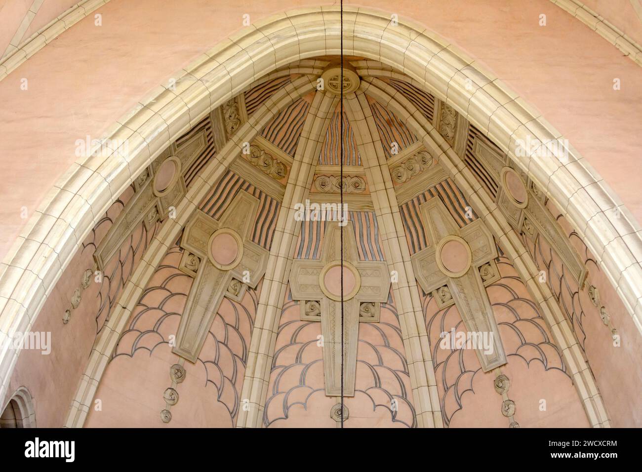 Francia, Meurthe et Moselle, Villers les Nancy, Sainte Therese de l'Enfant Jesus Church in stile eclettico che mescola l'Art Deco, il Boulevard Beaudricourt in stile romano e gotico. La costruzione è iniziata nel 1930 dall'architetto Jules Criqui ed è stata terminata dall'architetto Maurice Baier nel 1970 situato Boulevard Beaudricourt nel Parc du Placieux, la cupola sopra il coro con motivi geometrici in stile Art Deco Foto Stock