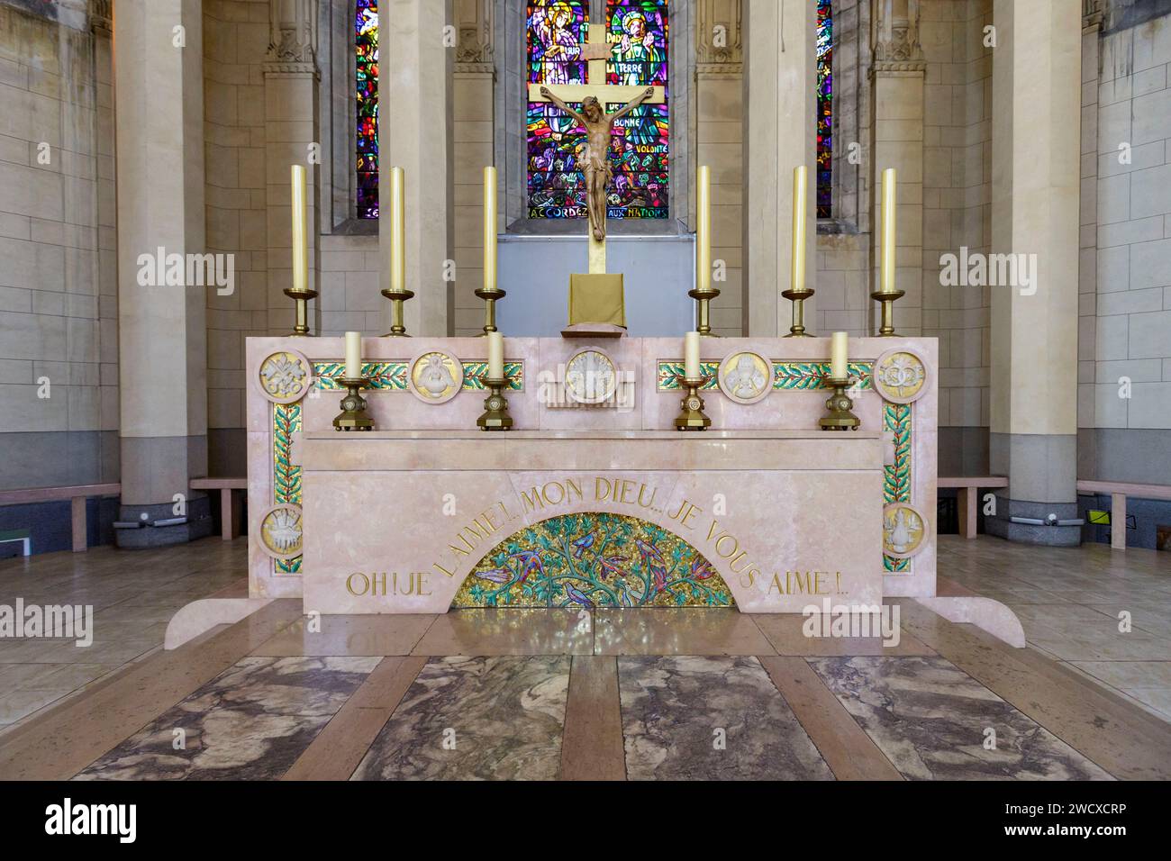 Francia, Meurthe et Moselle, Villers les Nancy, Sainte Therese de l'Enfant Jesus Church in stile eclettico che mescola l'Art Deco, il Boulevard Beaudricourt in stile romano e gotico. La costruzione è iniziata nel 1930 dall'architetto Jules Criqui ed è stata terminata dall'architetto Maurice Baier nel 1970 situato Boulevard Beaudricourt nel Parc du Placieux, il coro, l'altare e l'onr delle vetrate colorate del coro Foto Stock
