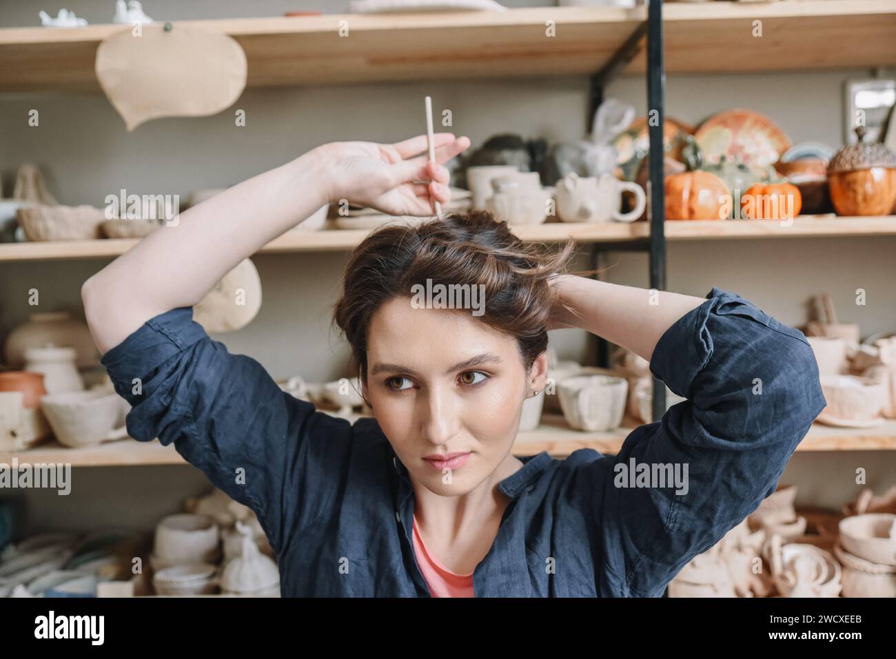 Prepararsi al lavoro come vasaio nel workshop Foto Stock