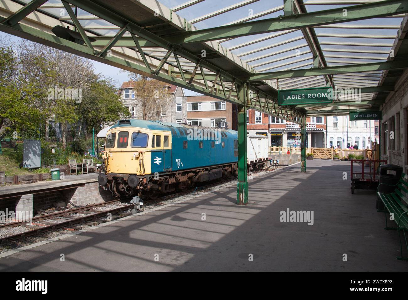 Un treno aspetta al binario della stazione Swanage nel Dorset, nel Regno Unito Foto Stock