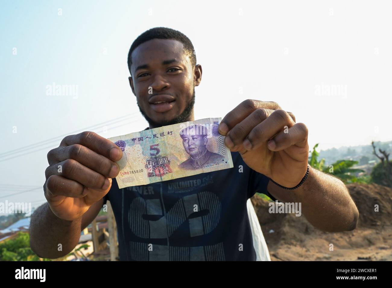 GHANA, Accra, cambiavalute offre banconota cinese da cinque Yuan con immagine di Mao Zedong / GHANA, Accra, Geldwechsler bietet chinesische Banknote Fünf Yuan mit Bild von Mao TSE Tung An Foto Stock