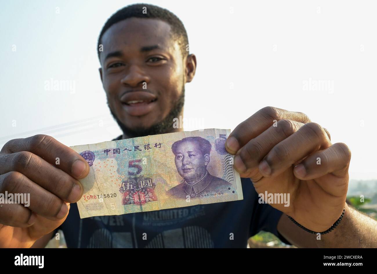 GHANA, Accra, cambiavalute offre banconota cinese da cinque Yuan con immagine di Mao Zedong / GHANA, Accra, Geldwechsler bietet chinesische Banknote Fünf Yuan mit Bild von Mao TSE Tung An Foto Stock