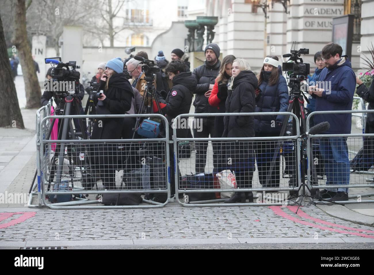 I media si riuniscono di fronte alla London Clinic, nel centro di Londra, dove la principessa del Galles si sta riprendendo dopo aver subito un intervento chirurgico addominale di successo, Kensington Palace ha annunciato. Il Palazzo si rifiutò di confermare per cosa Kate fosse stata trattata, ma confermò che la condizione non era cancerosa. Data foto: Mercoledì 17 gennaio 2024. Foto Stock