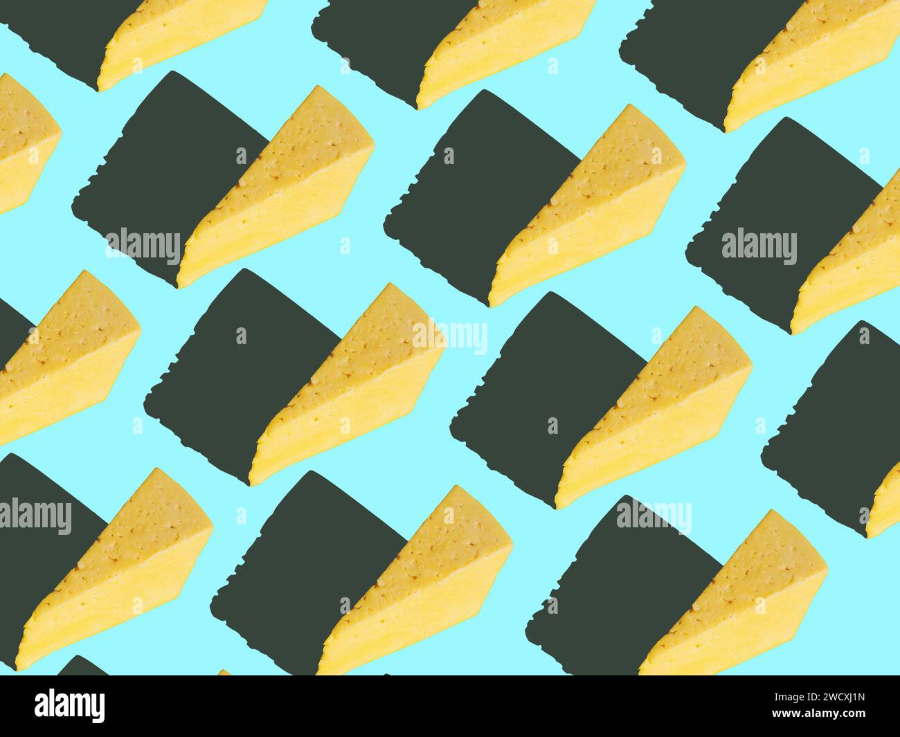 Triangoli di formaggio su sfondo azzurro Foto Stock