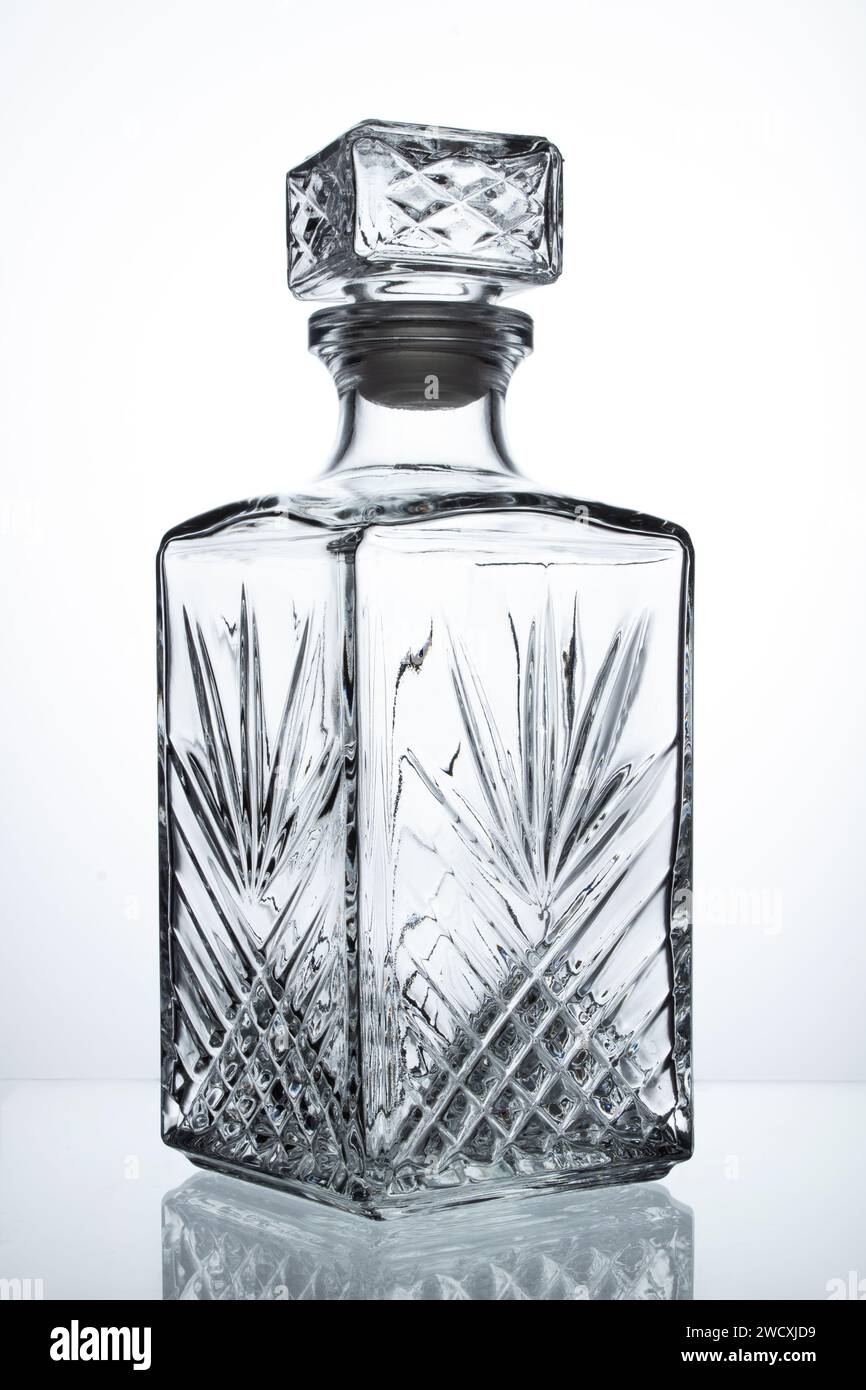 Decanter vuoto per whisky su sfondo bianco. Foto Stock