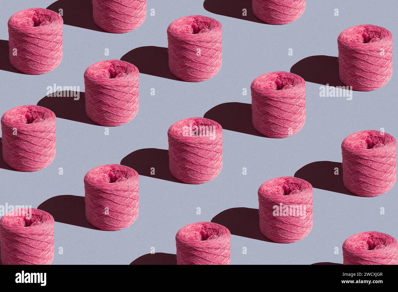 Modello di filo rosa cucito in una bobina Foto Stock