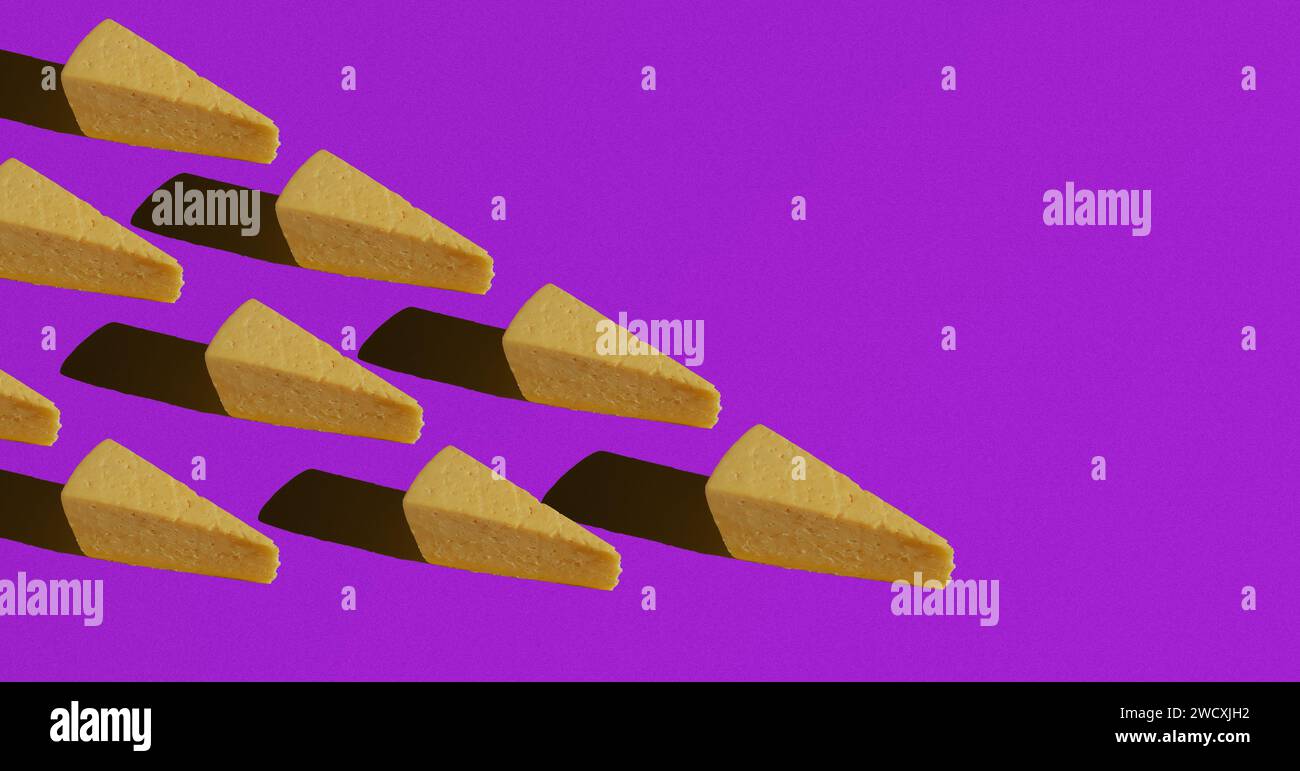 Triangoli di formaggio su sfondo viola Foto Stock