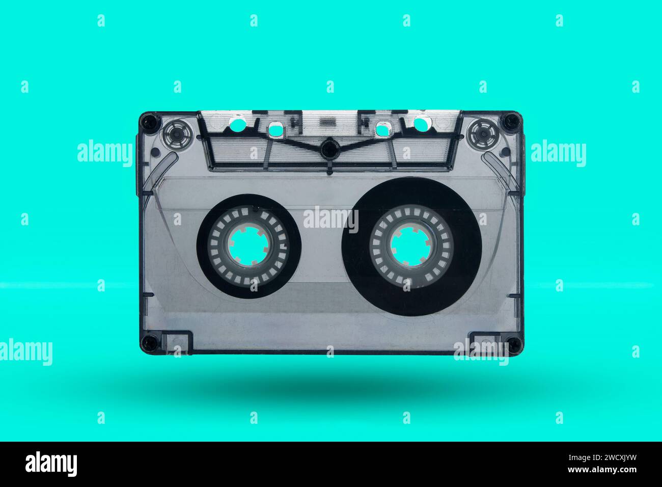 Cassette a nastro magnetiche su sfondo turchese. Stile vecchio stile. Foto Stock