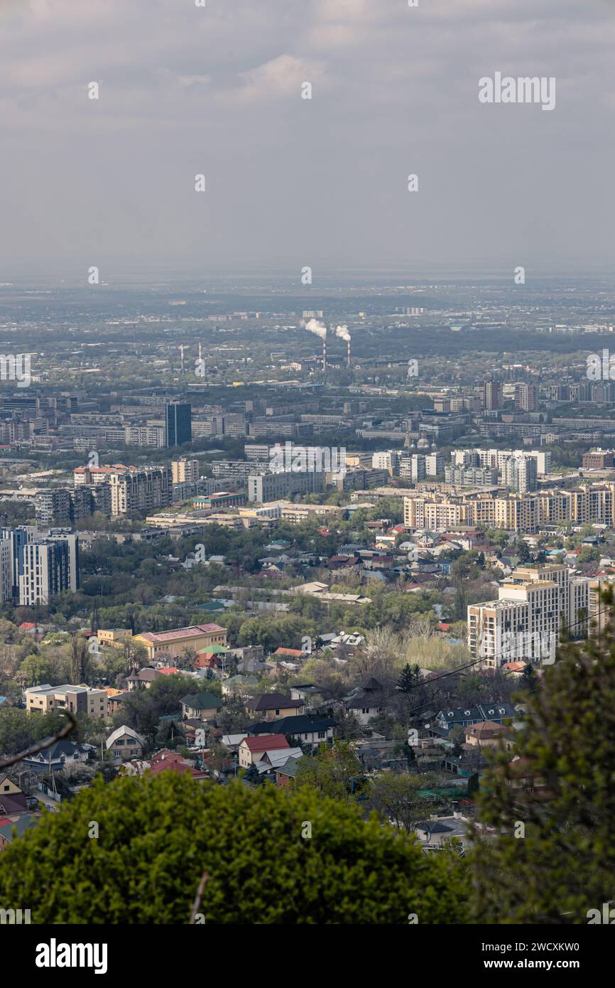 Problemi ecologici delle grandi città. Smog sopra la città di Almaty in Kazakistan. Inquinamento atmosferico e ambientale. Camini con fumo denso, manufactu Foto Stock