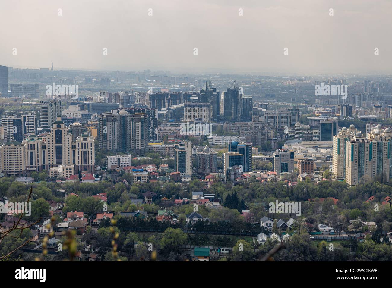 Smog sopra la città di Almaty in Kazakistan. Problemi ecologici delle grandi città. Inquinamento atmosferico e ambientale. Foto Stock